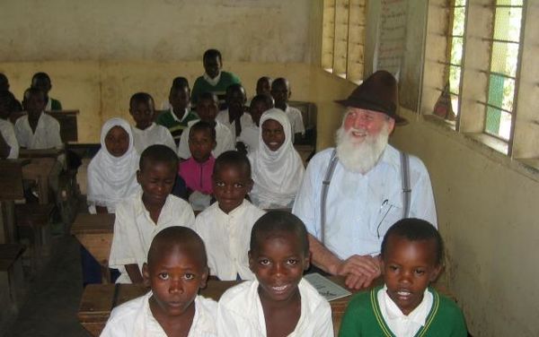 Franz Zehendmaier beim Besuch in einer Missionarsschule