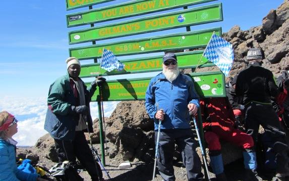 Franz Zehendmaier mit Begleitern am im Gipfelbereich des Kilimandscharo - Am Gilman's Point