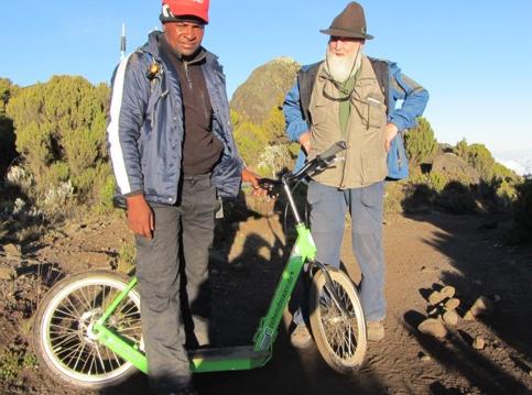 Der Leiter der Bergwacht am Kilimandscharo testet den Rettungs-Roller 